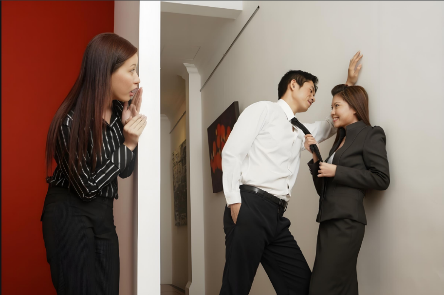 上海市侦探调查：小三是否需要为第三者插足承担法律责任？